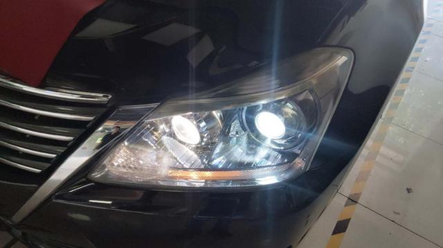 المصابيح الأمامية LED على تأثير الطريق