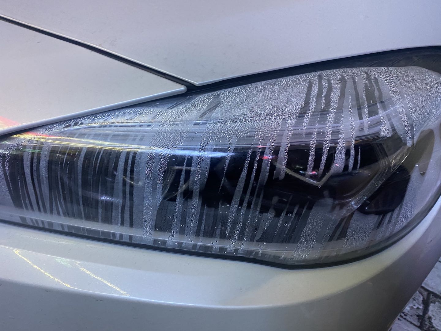 الماء يدخل المصابيح الأمامية 